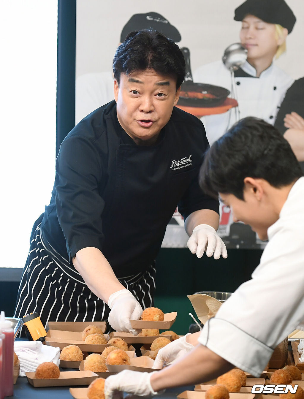 5일 오전 서울 양천구 목동41타워에서 SBS 예능 프로그램 '맛남의 광장' 제작발표회가 열렸다.백종원이 포토타임을 갖고 있다. /youngrae@osen.co.kr 