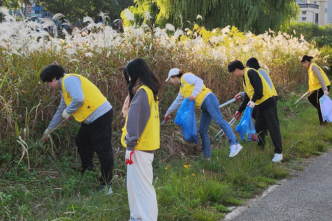 한국장학재단 전북지역센터(센터장 이상혁)는 전국대학교장학·학자금융자협의회(회장 임성규·우석대)와 함께 5일 전주천 주변에서 ‘환경정화 활동’에 나섰다. / 우석대