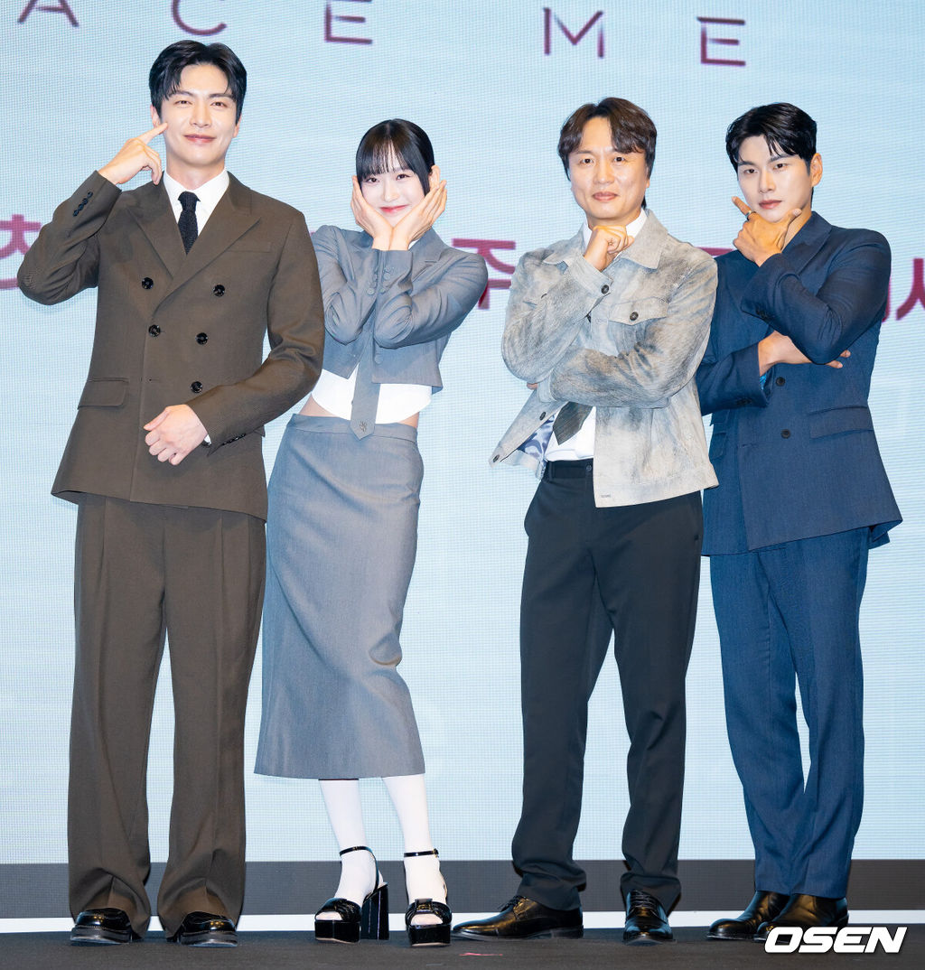 6일 오후 서울 구로구 더세인트에서 KBS 2TV 새 수목드라마 '페이스미' 제작발표회가 열렸다. 드라마 '페이스미'는 냉정한 성형외과 의사와 열정적인 강력계 MZ 형사가 범죄 피해자 재건 성형을 통해 사건의 진실을 쫓는 공조 추적 메디컬 드라마다.배우 이민기, 한지현, 이이경, 전배수가 포토월에서 포즈를 취하고 있다. 2024.11.06 / rumi@osen.co.kr