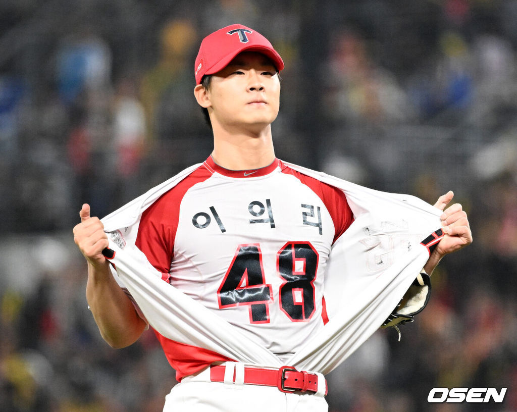 28일 광주 기아챔피언스필드에서 2024 신한 SOL뱅크 KBO 한국시리즈 5차전 KIA 타이거즈와 삼성 라이온즈의 경기가 열렸다.KIA는 양현종, 삼성은 이승현을 선발 투수로 내세웠다.6회초 2사 1루에서 KIA 곽도규가 삼성 이재현을 땅볼로 처리하고 상의를 벗어 이의리의 유니폼을 보여주고 있다. 2024.10.28 / sunday@osen.co.kr