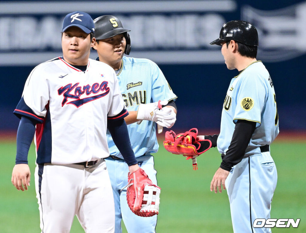 프리미어12를 준비하는 대한민국 야구 대표팀과 상무가 6일 오후 서울 고척스카이돔에서 연습경기를 가졌다.프리미어12는 세계야구소프트볼연맹(WBSC)에서 개최하는 야구 국제대회로 WBSC 랭킹 상위 12개국이 모여 치르는 대회다. 한국은 2015년 열린 초대 대회에서 우승을 차지했고 2019년 대회에서는 준우승을 달성했다. 이번 대회에서는 9년 만에 우승 탈환을 노린다. 1회초 2사 1, 3루 상황 상무 한동희가 1타점 적시타를 날리고 1루에 안착해 장갑을 벗고 있다. 2024.11.06 / dreamer@osen.co.kr