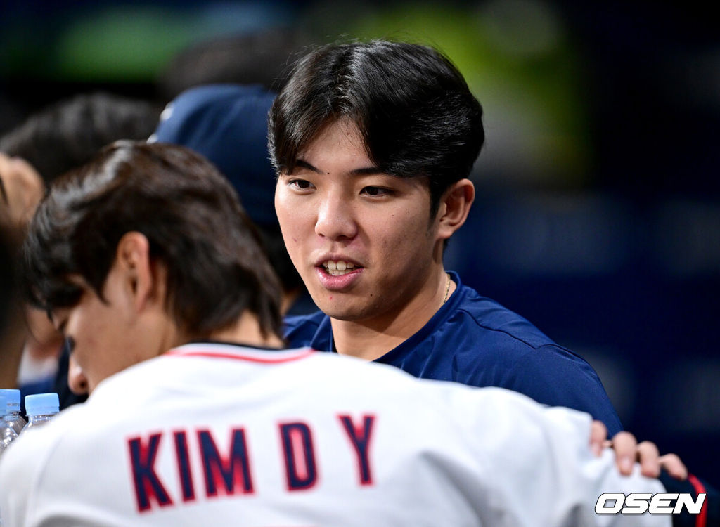 프리미어12를 준비하는 대한민국 야구 대표팀과 상무가 6일 오후 서울 고척스카이돔에서 연습경기를 가졌다. 대표팀 김영웅이 더그아웃에서 김도영과 대화를 나누고 있다. 2024.11.06 / dreamer@osen.co.kr