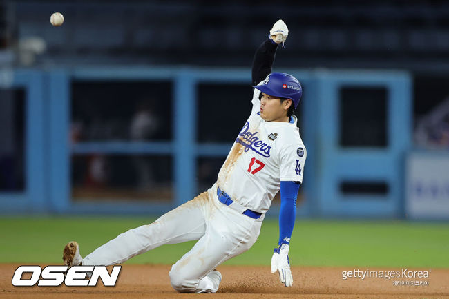 [사진] LA 다저스 오타니 쇼헤이가 월드시리즈 2차전에서 7회 2루 도루를 시도하고 있다. ⓒGettyimages(무단전재 및 재배포 금지)