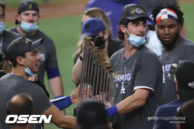 [사진] 2020년 다저스 월드시리즈 우승 후 트로피를 든 코디 벨린저. ⓒGettyimages(무단전재 및 재배포 금지)