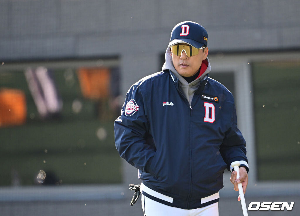 6일 오후 경기 이천시 두산베어스파크에서 프로야구 구단 두산베어스의 마무리 캠프 훈련이 진행됐다. 이날 훈련에는 오재원의 강압, 수면제 대리 처방으로 사회봉사 80시간 제재를 받은 두산 베어스 소속 김민혁(외야수), 김인태(외야수), 박계범(내야수), 박지훈(내야수), 안승한(포수), 이승진(투수), 장승현(투수), 제환유(투수) 8명이 훈련에 참여했다.두산 이승엽 감독이 선수들의 훈련을 지켜보고 있다. 2024.11.06 / ksl0919@osen.co.kr   