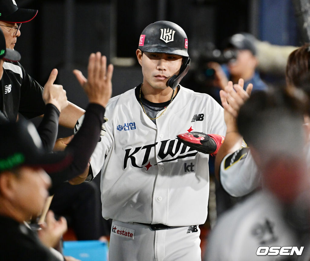 KT 김민혁의 좌익수 앞 1타점 적시타때 홈을 밟은 심우준이 덕아웃에서 동료들과 하이파이브를 하고 있다. 2024.09.28 / rumi@osen.co.kr