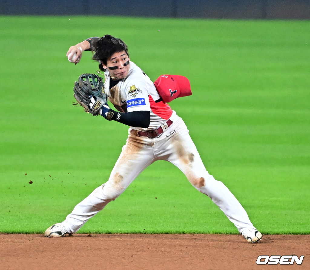 28일 광주 기아챔피언스필드에서 2024 신한 SOL뱅크 KBO 한국시리즈 5차전 KIA 타이거즈와 삼성 라이온즈의 경기가 열렸다.KIA는 양현종, 삼성은 이승현을 선발 투수로 내세웠다.6회초 2사에서 KIA 박찬호가 삼성 박병호의 유격수 내야안타에 1루로 송구하고 있다. 2024.10.28 / jpnews@osen.co.kr