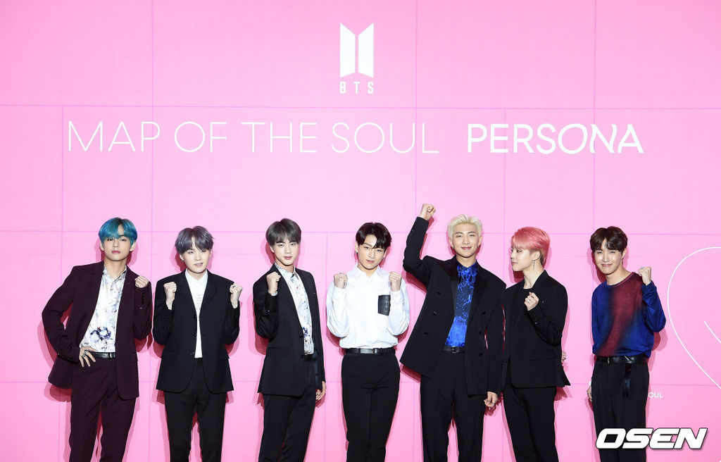 17일 오전 서울 동대문디자인플라자에서 그룹 방탄소년단(BTS) 앨범 ‘MAP OF THE SOUL : PERSONA’ 발매 기념 글로벌 기자간담회가 진행됐다.방탄소년단의 새 앨범 ‘MAP OF THE SOUL : PERSONA’는 방탄소년단의 새로운 연작인 ‘MAP OF THE SOUL’의 포문을 여는 첫 앨범이다. 지금의 위치에 오를 수 있게 해준 전 세계 팬들에게 전하고 싶은 솔직한 이야기를 담았다.지난 12일 컴백한 방탄소년단(BTS)은 일본과 영국에 이어 일본 오리콘 차트에서도 1위를 차지했다. 일본 오리콘은 오늘(17일) “BTS의 새 앨범 ‘맵 오브 더 솔: 페르소나’(MAP OF THE SOUL:PERSONA)가 일본에서 판매 첫 주(4월 22일자) 디지털 앨범 랭킹 1위에 올랐다”고 밝혔다. 방탄소년단이 포즈를 취하고 있다. /jpnews@osen.co.kr