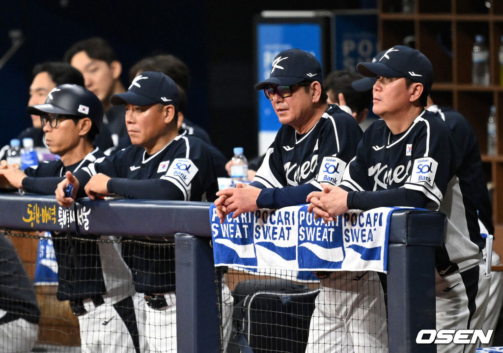 류중일 감독이 이끄는 프리미어12 대표팀이 2일 서울 고척스카이돔에서  ‘2024 K-베이스볼 시리즈’ 쿠바 대표팀과 평가전을 가졌다.프리미어12 대표팀은 1~2일 서울 고척스카이돔에서 쿠바와 두 차례 평가전을 치른 뒤, 이틀 통해 최종 엔트리(28명)을 결정한다. 한국 류중일 감독이 더그아웃에서 경기를 바라보고 있다. 2024.11.02 /sunday@osen.co.kr