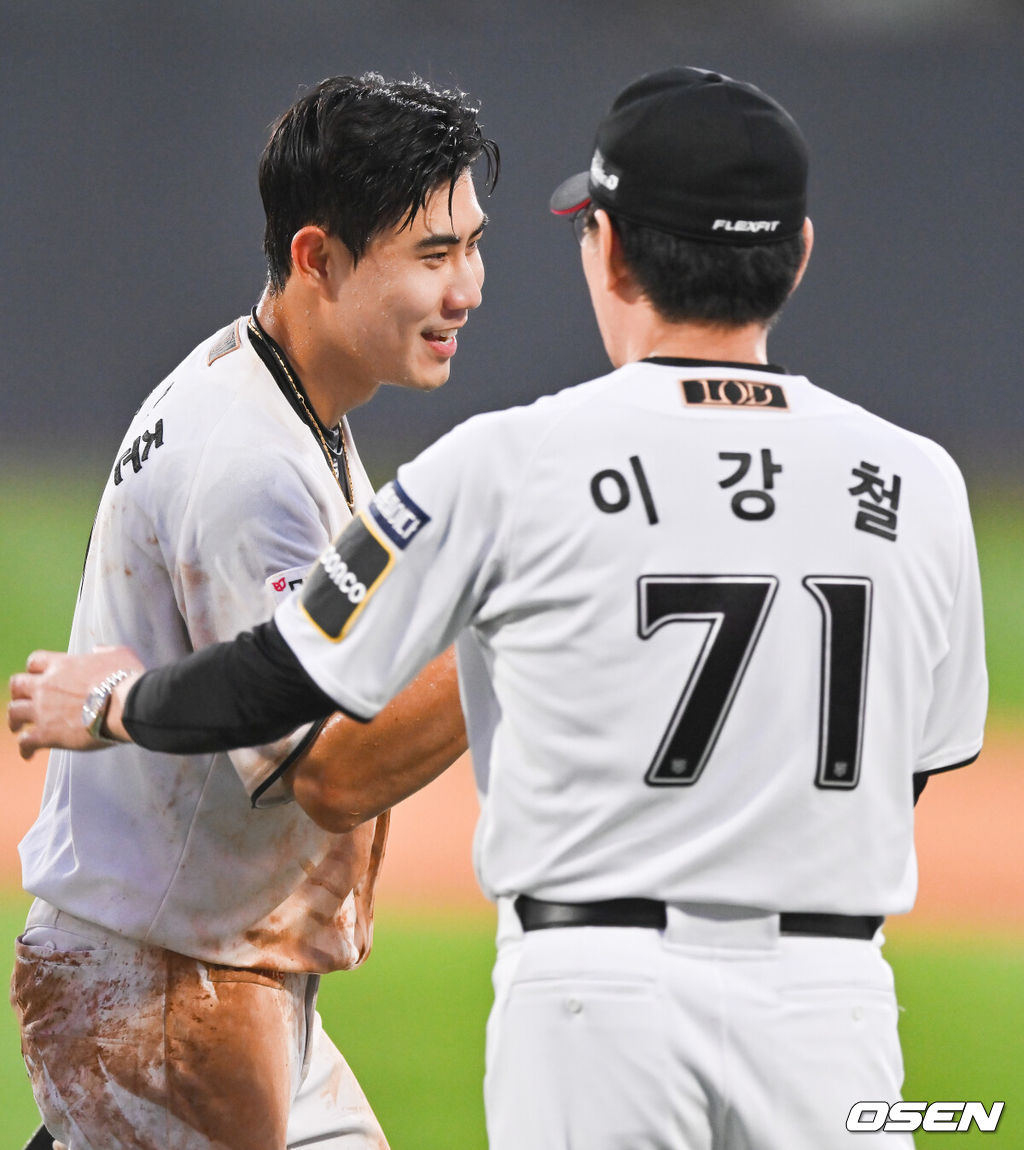 9일 수원KT위즈파크에서 2024 신한 SOL뱅크 KBO 포스트시즌 준플레이오프 4차전 KT 위즈와 LG 트윈스의 경기가 진행된다.이날 KT는 쿠에바스를, LG는 엔스를 선발투수로 내세웠다.경기종료 후 끝내기 안타를 날린 심우준이 이강철 감독과 하이파이브를 하고 있다.   2024.10.09 / soul1014@osen.co.kr