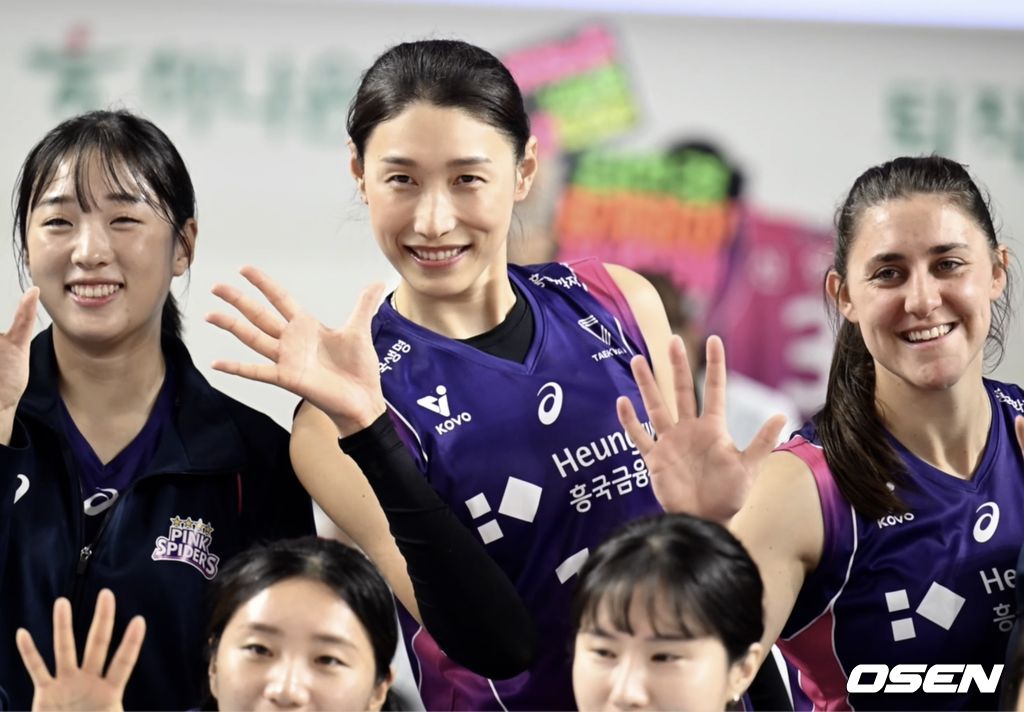 흥국생명 김연경이 5연승 기념 사진 촬영을 하며 귀여운 표정으로 포즈를 취하고 있다.