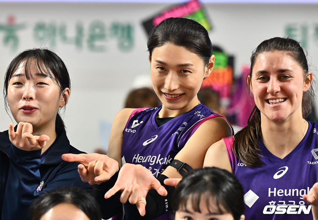 흥국생명 김연경이 영화 스파이드맨 포즈를 취하며 기념촬영을 하고 있다.