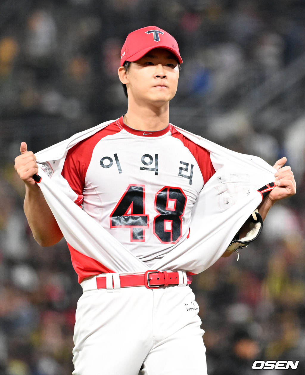 28일 광주 기아챔피언스필드에서 2024 신한 SOL뱅크 KBO 한국시리즈 5차전 KIA 타이거즈와 삼성 라이온즈의 경기가 열렸다.KIA는 양현종, 삼성은 이승현을 선발 투수로 내세웠다.6회초 2사 1루에서 KIA 곽도규가 삼성 이재현을 땅볼로 처리하고 상의를 벗어 이의리의 유니폼을 보여주고 있다. 2024.10.28 / sunday@osen.co.kr