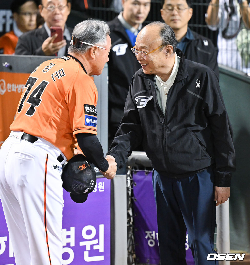 한화 김승연 회장이 선수단을 격려하기 위해 그라운드에 나서 김경문 감독과 인사를 하고 있다. 2024.09.28 / soul1014@osen.co.kr