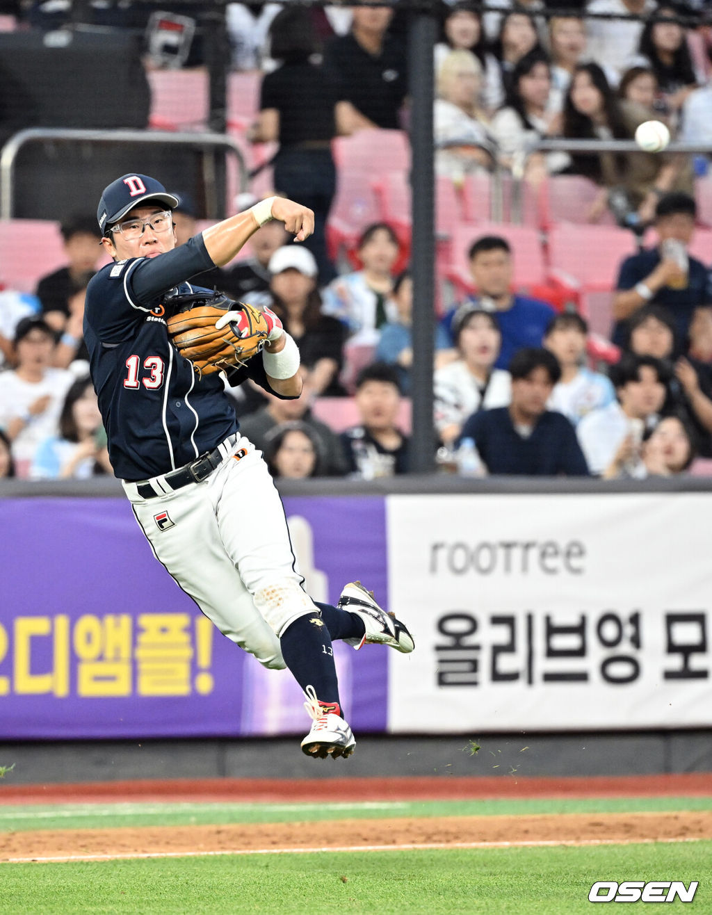 11일 오후 수원 KT위즈파크에서 ‘2024 신한 SOL Bank KBO리그’ KT 위즈와 두산 베어스의 경기가 열렸다.이날 홈팀 KT는 쿠에바스를, 방문팀 두산은 김유성을 선발로 내세웠다.4회말 두산 3루수 허경민이 KT 김상수의 땅볼에 좋은 수비를 하고 있다. 2024.07.11 /cej@osen.co.kr