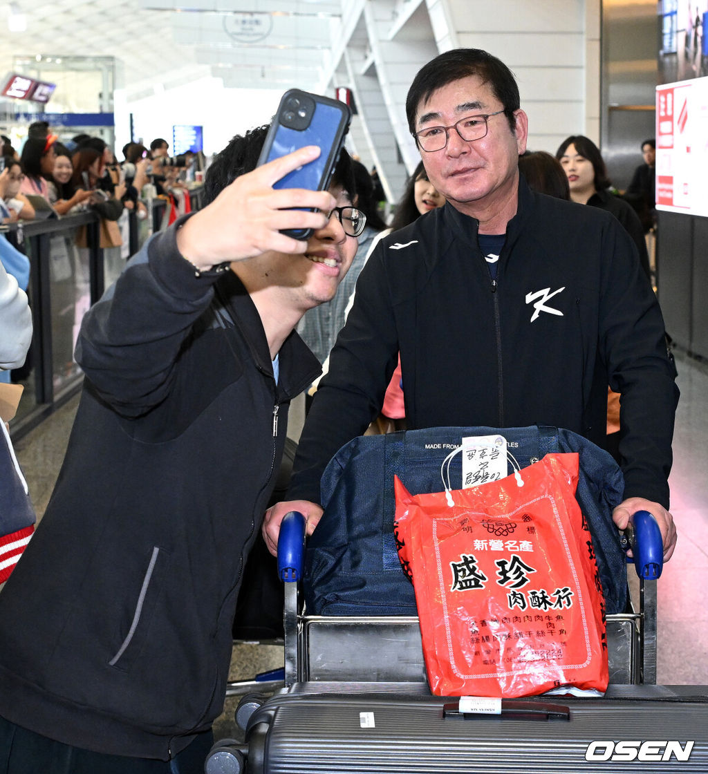 류중일 감독이 이끄는 프리미어12 대한민국 야구대표팀이 8일 오후 대만 타오위안 국제공항을 통해 대만으로 입국했다.류중일 감독이 대만 팬과 셀카를 찍고 있다. 2024.11.08 /sunday@osen.co.kr