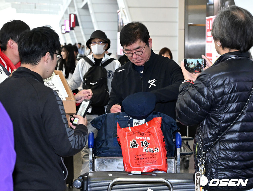 류중일 감독이 이끄는 프리미어12 대한민국 야구대표팀이 8일 오후 대만 타오위안 국제공항을 통해 대만으로 입국했다.류중일 감독이 대만 팬에게 사인을 해주고 있다. 2024.11.08 /