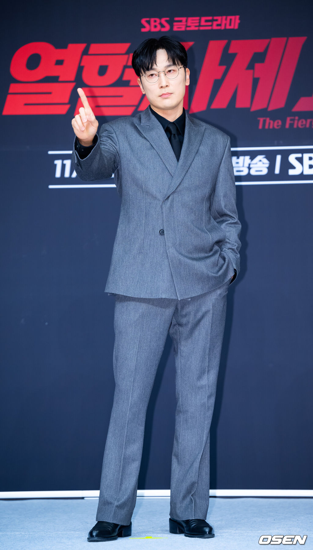 8일 오후 서울 양천구 목동 SBS에서 새 금토드라마 '열혈사제2' 제작발표회가 열렸다.'열혈사제2'는 낮에는 사제, 밤에는 벨라또의 역할을 위해 천사파 보스로 활약하는 분노 조절 장애 열혈 신부 김해일(김남길 분)이 부산으로 떠 국내 최고 마약 카르텔과 한판 뜨는 노빠꾸 공조 수사극이다.배우 서현우가 포토타임을 갖고 있다. 2024.11.08 / rumi@osen.co.kr