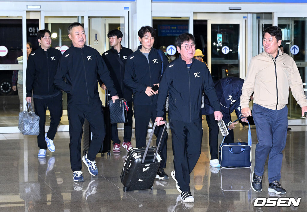 류중일 감독이 이끄는 프리미어12 대한민국 야구대표팀이 8일 오전 인천국제공항을 통해 대만으로 출국했다.류중일 감독이 출국장으로 이동하고 있다. 2024.11.08 /sunday@osen.co.kr