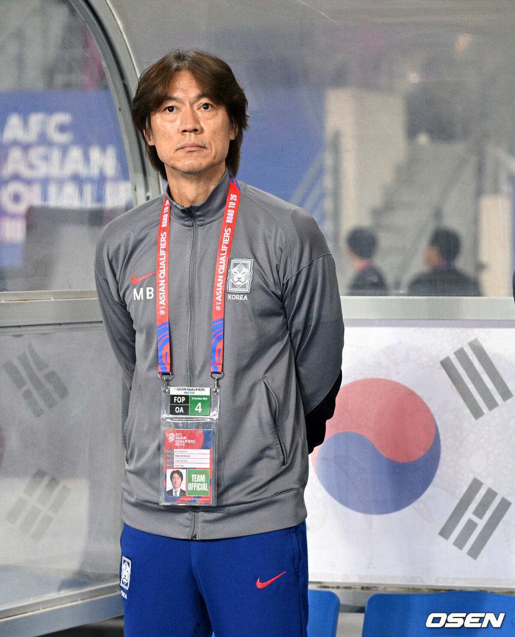 홍명보 감독이 이끄는 한국 축구대표팀은 15일 오후 8시 용인미르스타디움에서 이라크와 2026 국제축구연맹(FIFA) 북중미월드컵 아시아지역 3차예선 B조 4차전을 치러 3-2로 이겼다.한국은 3승 1무, 승점 10을 기록하며 조 1위를 유지했다. 이라크는 2승 1무 1패, 승점 7로 2위.경기에 앞서 한국 홍명보 감독이 그라운드를 바라보고 있다. 2024.10.15 /sunday@osen.co.kr