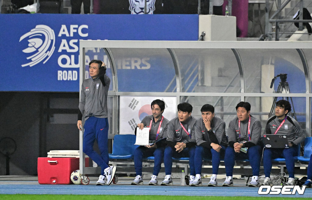 한국이 홈에서 시원한 승리를 거뒀다.홍명보 감독이 이끄는 한국 축구대표팀은 15일 오후 8시 용인미르스타디움에서 이라크와 2026 국제축구연맹(FIFA) 북중미월드컵 아시아지역 3차예선 B조 4차전을 치러 3-2로 이겼다.한국은 3승 1무, 승점 10을 기록하며 조 1위를 유지했다. 이라크는 2승 1무 1패, 승점 7로 2위. 3차 예선 1, 2위 팀은 북중미월드컵 본선 직행 티켓을 확보하는 가운데, 한국이 유리한 고지를 점했다.후반 대한민국 홍명보 감독이 경기를 지켜보고 있다. 2024.10.15 / jpnews@osen.co.kr