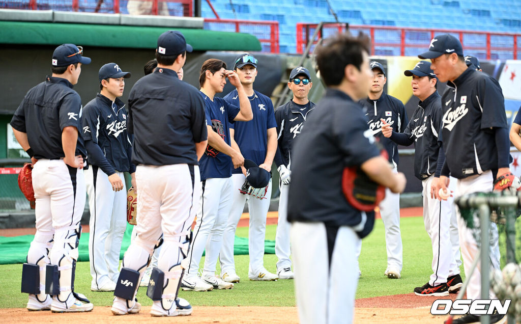 류중일 감독이 이끄는 프리미어12 야구대표팀이 9일 오후 대만 티엔무야구장에서 훈련을 진행했다.류중일 감독이 이끄는 야구대표팀은 대만, 쿠바, 일본, 도미니카공화국, 호주와 프리미어12 B조에 편성됐다. 지난 8일 결전지 대만 타이베이에 입성한 류중일호는 9일 훈련, 10일 대만 프로팀과의 연습경기, 12일 훈련으로 현지 분위기를 익힌 뒤 13일 타이베이돔에서 대만과 B조 예선 첫 경기를 치른다.조별예선에서 최소 2위에 올라야 슈퍼라운드가 열리는 일본 도쿄돔으로 향할 수 있으며, 대표팀의 목표는 슈퍼라운드 진출이다.대표팀 야수진이 류지현 코치과 미팅을 가지고 있다. 2024.11.09 /sunday@osen.co.kr