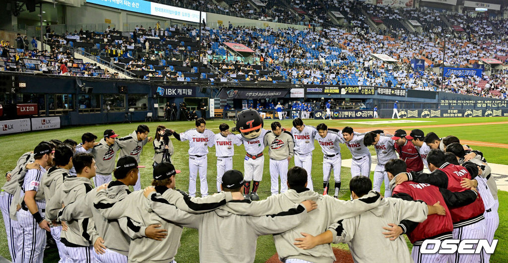 17일 서울 잠실야구장에서 ‘2024 신한 SOL뱅크 KBO 포스트시즌’ 플레이오프 3차전 LG 트윈스와 삼성 라이온즈의 경기가 열렸다.LG는 임찬규, 삼성은 황동재를 3차전 선발 투수로 내세웠다.경기를 앞두고 LG 선수들이 파이팅을 외치고 있다. 2024.10.17 / dreamer@osen.co.kr