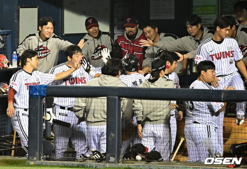 17일 서울 잠실야구장에서 ‘2024 신한 SOL뱅크 KBO 포스트시즌’ 플레이오프 3차전 LG 트윈스와 삼성 라이온즈의 경기가 열렸다.LG는 임찬규, 삼성은 황동재를 3차전 선발 투수로 내세웠다.5회말 1사 1,3루에서 LG 박동원이 홍창기의 좌익수 플라이에 득점에 성공하며 동료선수들과 하이파이브를 하고 있다. 2024.10.17 / jpnews@osen.co.kr