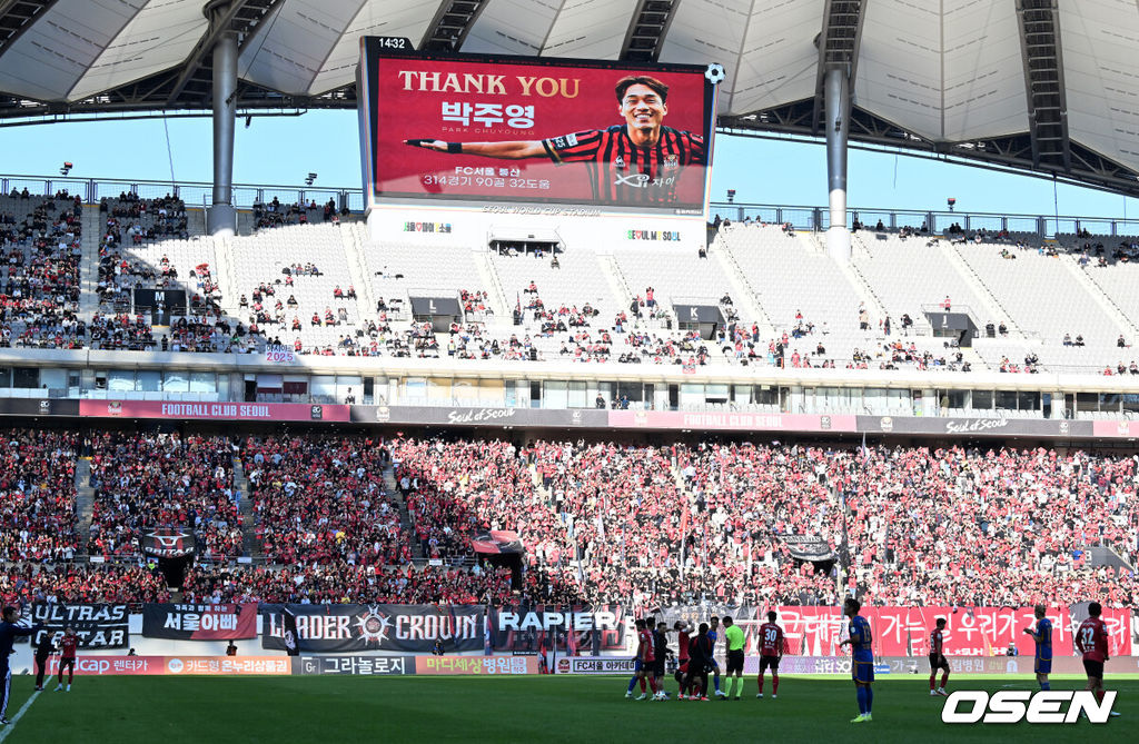 10일 오후 서울월드컵경기장에서 하나은행 K리그1 2024 FC서울와 울산 HD FC의 경기가 열렸다.  FC서울은 이번 시즌 득점왕에 도전하고 있는 일류첸코를, 울산 HD는 최근 득점으로 분위기 반전에 성공한 주민규를 최전방에 내세운다.전반 울산 박주영이 교체 투입되며 서울월드컵경기장 전광판에 고별전을 기념하는 문구가 표시되고 있다. 2024.11.10 / rumi@osen.co.kr