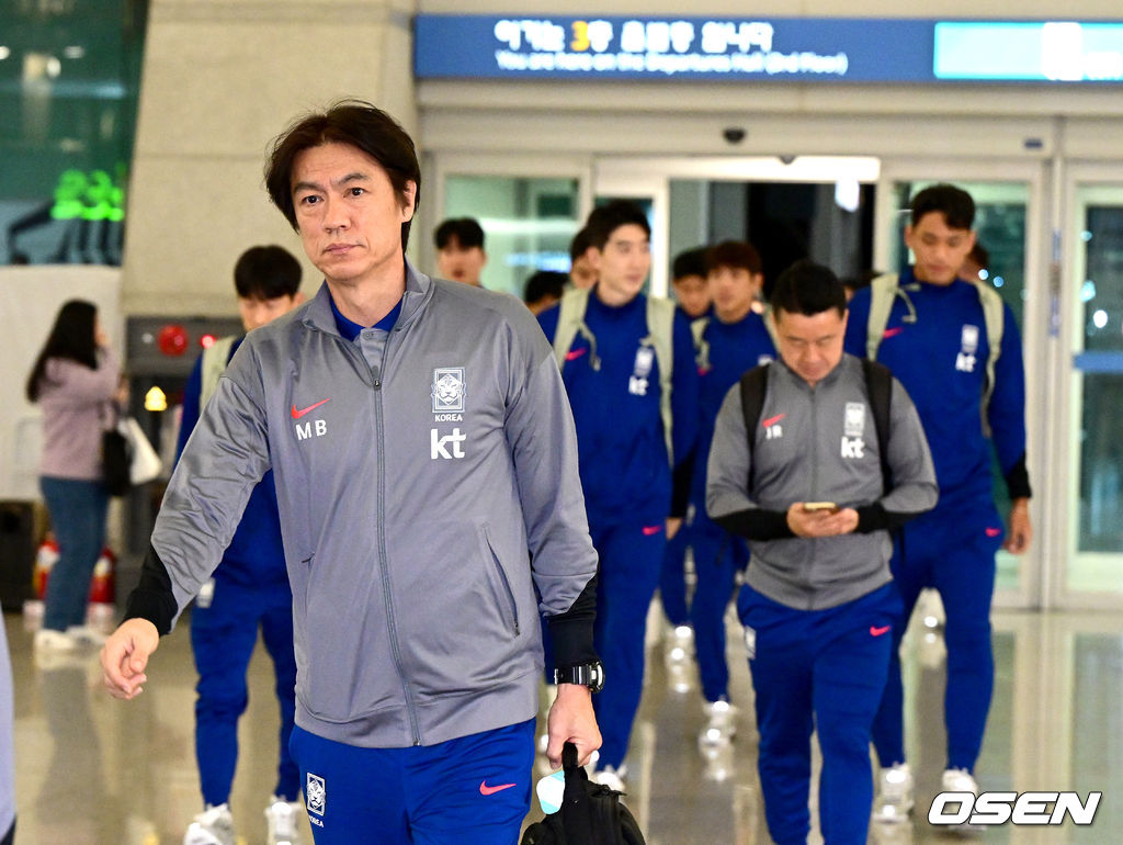 한국 축구대표팀이 10일 밤 국제축구연맹(FIFA) 북중미 월드컵 아시아지역 3차 예선 5~6차전을 갖기 위해 인천공항을 통해 출국했다.축구대표팀은 한국시간으로 14일 오후 11시 홍명보호는 쿠웨이트시티의 자베르 알아흐마드 국제경기장에서 쿠웨이트와 맞대결을 치른 뒤 이후 요르단 암만으로 넘어가 19일 오후 11시 암만 국제경기장에서 팔레스타인과 6차전을 갖는다.축구대표팀 홍명보 감독을 비롯한 코칭스태프와 국내파 선수들이 출국장으로 향하고 있다. 2024.11.10 / dreamer@osen.co.kr