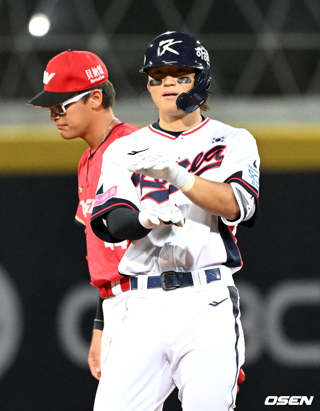 10일 오후 대만 타이베이 티엔무야구장에서 2024 WBSC 프리미어12 대회에 앞서 대한민국과 대만 웨이치안 드래곤즈의 연습 경기가 열렸다.2015년 프리미어12 초대 우승을 차지한 대표팀은 3회 대회를 맞아 대만, 쿠바, 일본, 도미니카공화국, 호주와 B조에 편성됐다. 조별예선에서 최소 2위에 올라야 슈퍼라운드가 열리는 일본 도쿄돔으로 향할 수 있으며, 대표팀의 목표는 슈퍼라운드 진출이다.1회말 2사에서 한국 김도영이 좌월 2루타를 치고 세리머니를 하고 있다. 2024.11.10 /sunday@osen.co.kr