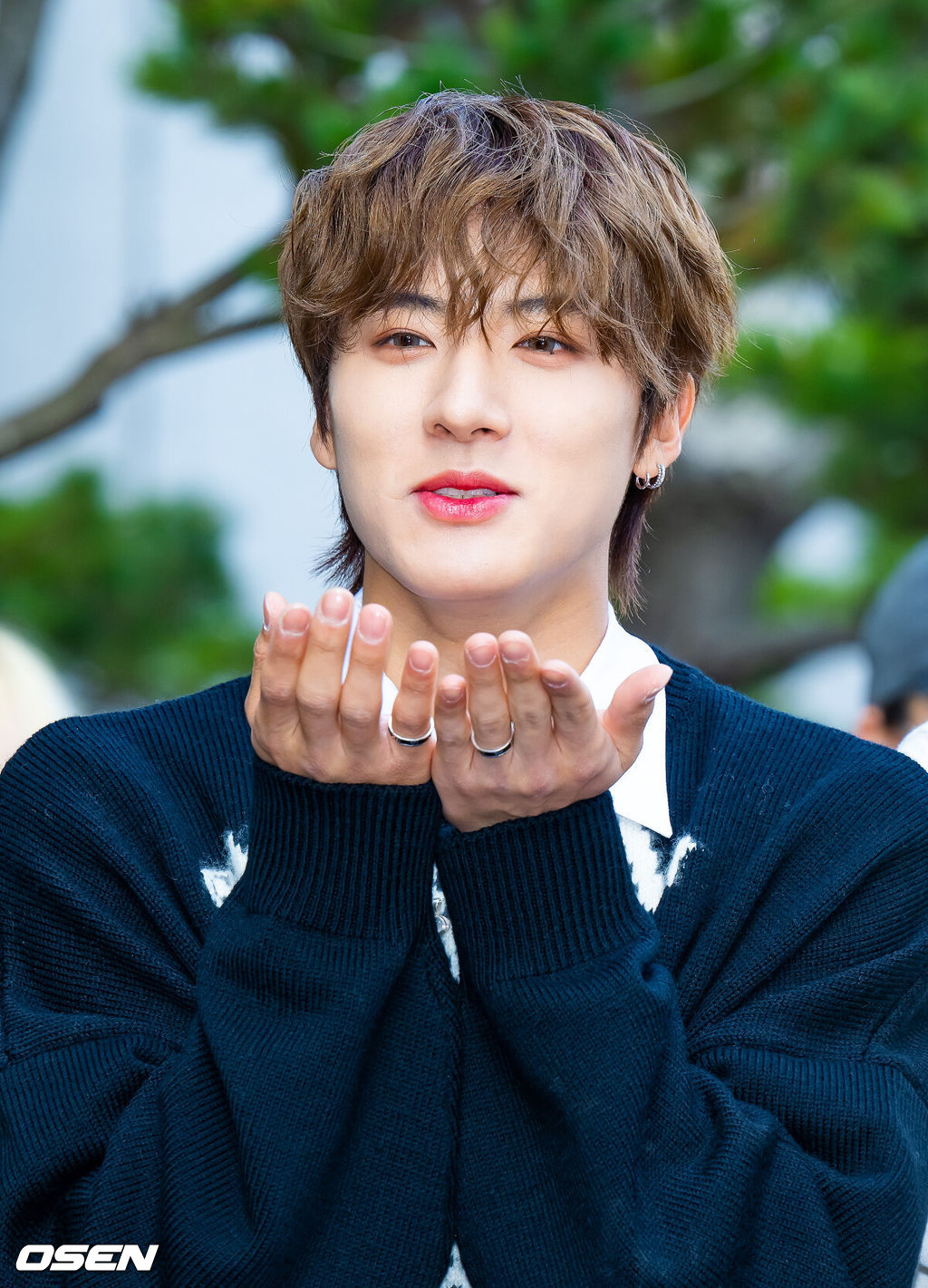 22일 오전 서울 영등포구 여의도동 KBS 신관에서 KBS 2TV ‘뮤직뱅크’ 리허설이 진행됐다.더보이즈 에릭이 출근길에 포즈를 취하고 있다. 2024.03.22 /rumi@osen.co.kr