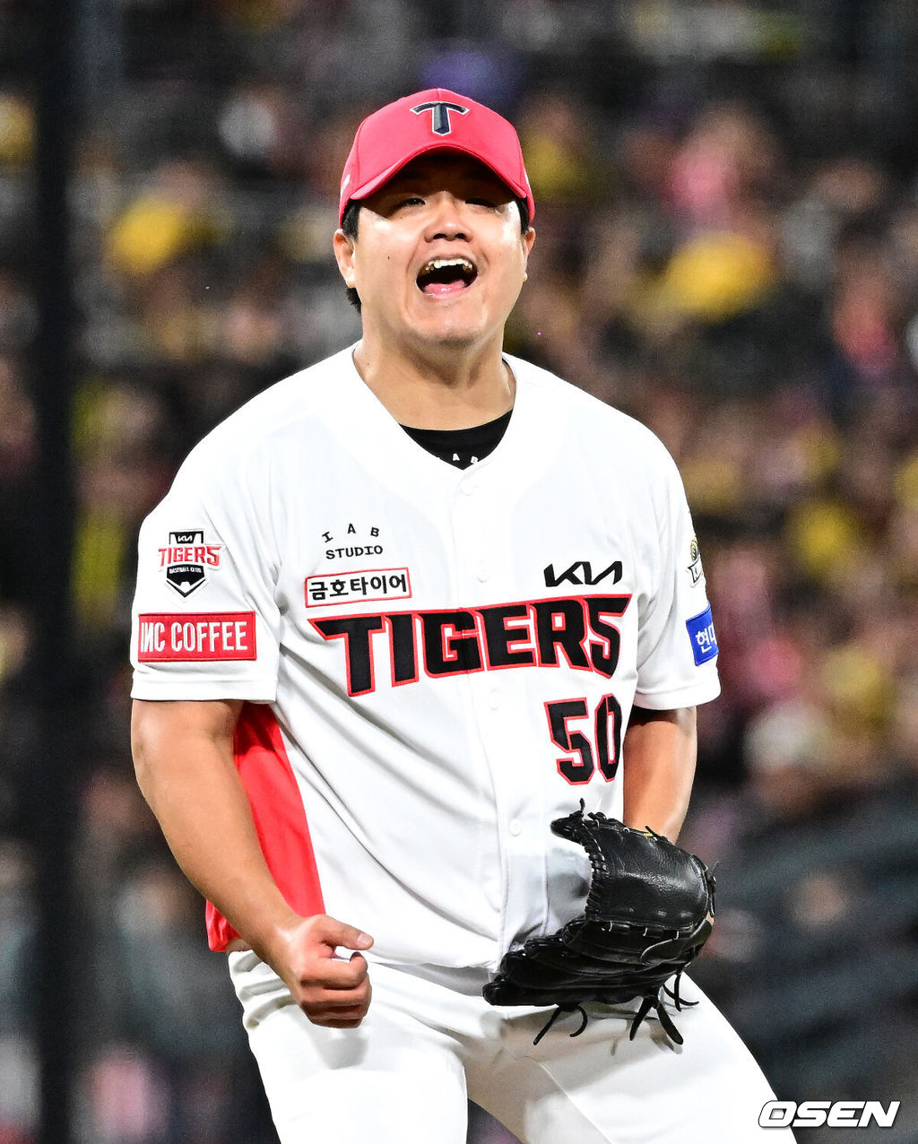 ]  23일 광주 기아챔피언스필드에서 2024 신한 SOL뱅크 KBO 한국시리즈 2차전 KIA 타이거즈와 삼성 라이온즈의 경기가 열렸다.KIA는 양현종, 삼성은 황동재를 선발 투수로 내세웠다.7회초 2사에서 KIA 장현식이 삼성 김영웅을 삼진 처리하며 포효하고 있다. 2024.10.23 / jpnews@osen.co.kr