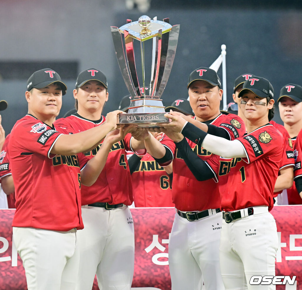 25일 오후 광주-KIA챔피언스필드에서 ‘2024 신한 SOL Bank KBO리그’ KIA 타이거즈와 롯데 자이언츠의 경기가 열렸다.홈팀 KIA는 양현종, 롯데는 박진을 선발로 내세웠다.경기 전 2024 정규시즌 우승 트로피 시상식이 진행되고 있다. KIA 이범호 감독, 주장 나성범, 투수조장 장현식 야수조장 박찬호가 트로피를 들고 있다. 2024.09.25 /rumi@osen.co.kr