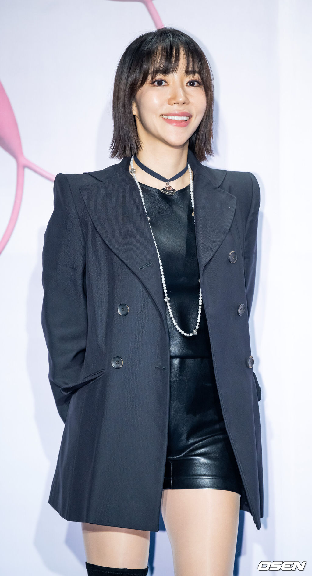  18일 서울 중구 동대문디자인플라자(DDP)에서 2023 F/W 서울패션위크 '줄라이칼럼' 컬렉션 포토콜 행사가 열렸다.방송인 이윤진이 입장하며 포즈를 취하고 있다. 2023.03.18 /rumi@osen.co.kr