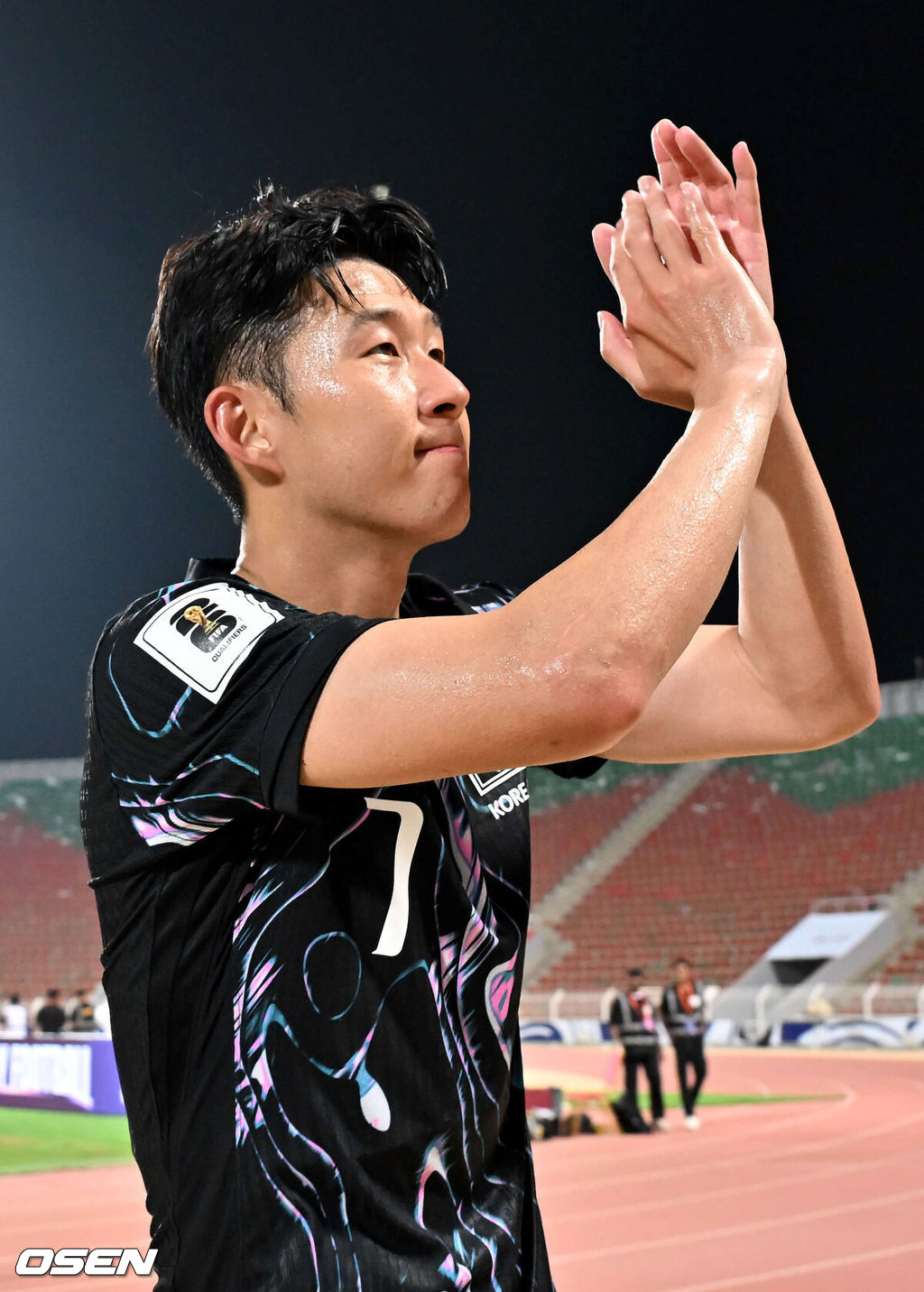홍명보 감독이 이끄는 대한민국 축구 국가대표팀은 10일 오후 11시(이하 한국시간) 오만 무스카트의 술탄 카부스 종합운동장에서 오만과 2026 국제축구연맹(FIFA) 북중미 월드컵 아시아 지역 3차 예선 B조 2차전 맞대결에서 3-1 승리를 거뒀다.<br /><br />이로써 홍명보호는 지난 팔레스타인전 충격을 딛고 첫 승을 신고하는 데 성공했다.<br /><br />경기 종료 후 대한민국 손흥민이 팬들을 향해 인사를 하고 있다. 2024.09.10 / rumi@osen.co.kr
