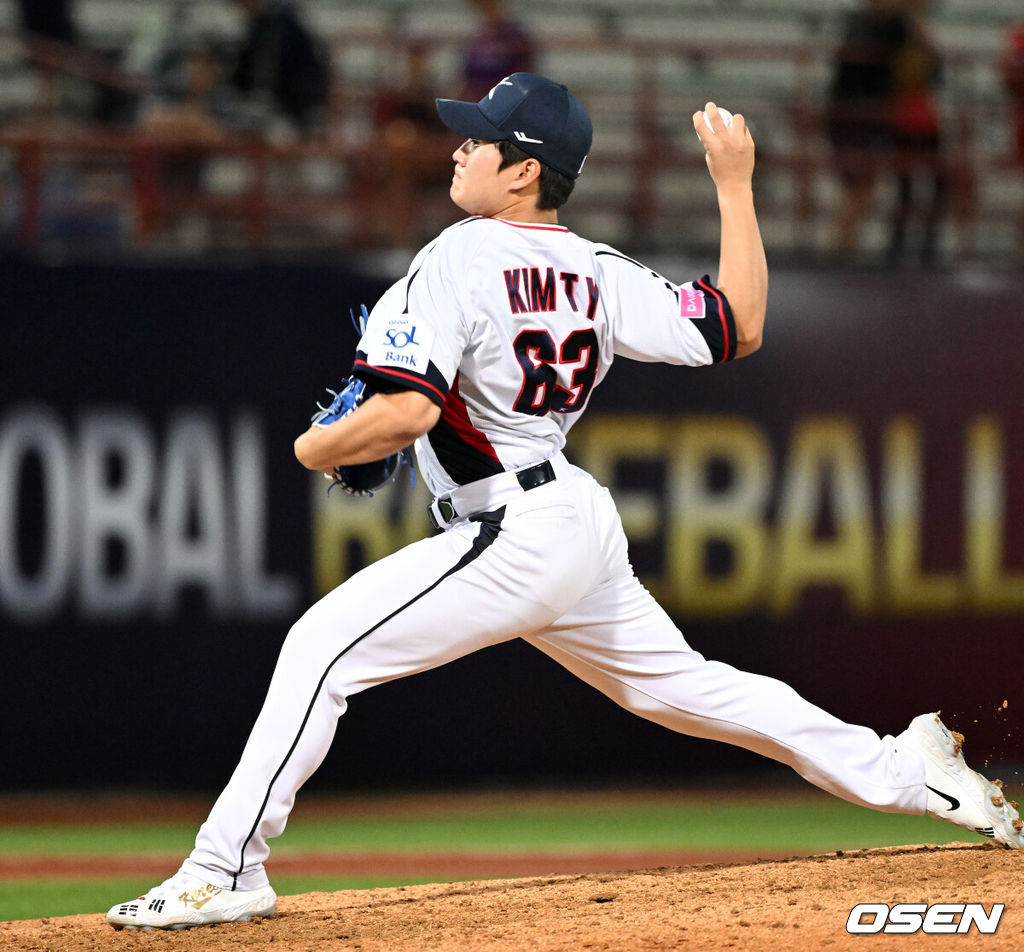 10일 오후 대만 타이베이 티엔무야구장에서 2024 WBSC 프리미어12 대회에 앞서 대한민국과 대만 웨이치안 드래곤즈의 연습 경기가 열렸다.2015년 프리미어12 초대 우승을 차지한 대표팀은 3회 대회를 맞아 대만, 쿠바, 일본, 도미니카공화국, 호주와 B조에 편성됐다. 조별예선에서 최소 2위에 올라야 슈퍼라운드가 열리는 일본 도쿄돔으로 향할 수 있으며, 대표팀의 목표는 슈퍼라운드 진출이다.8회초 한국 김택연이 역투하고 있다. 2024.11.10 /sunday@osen.co.kr