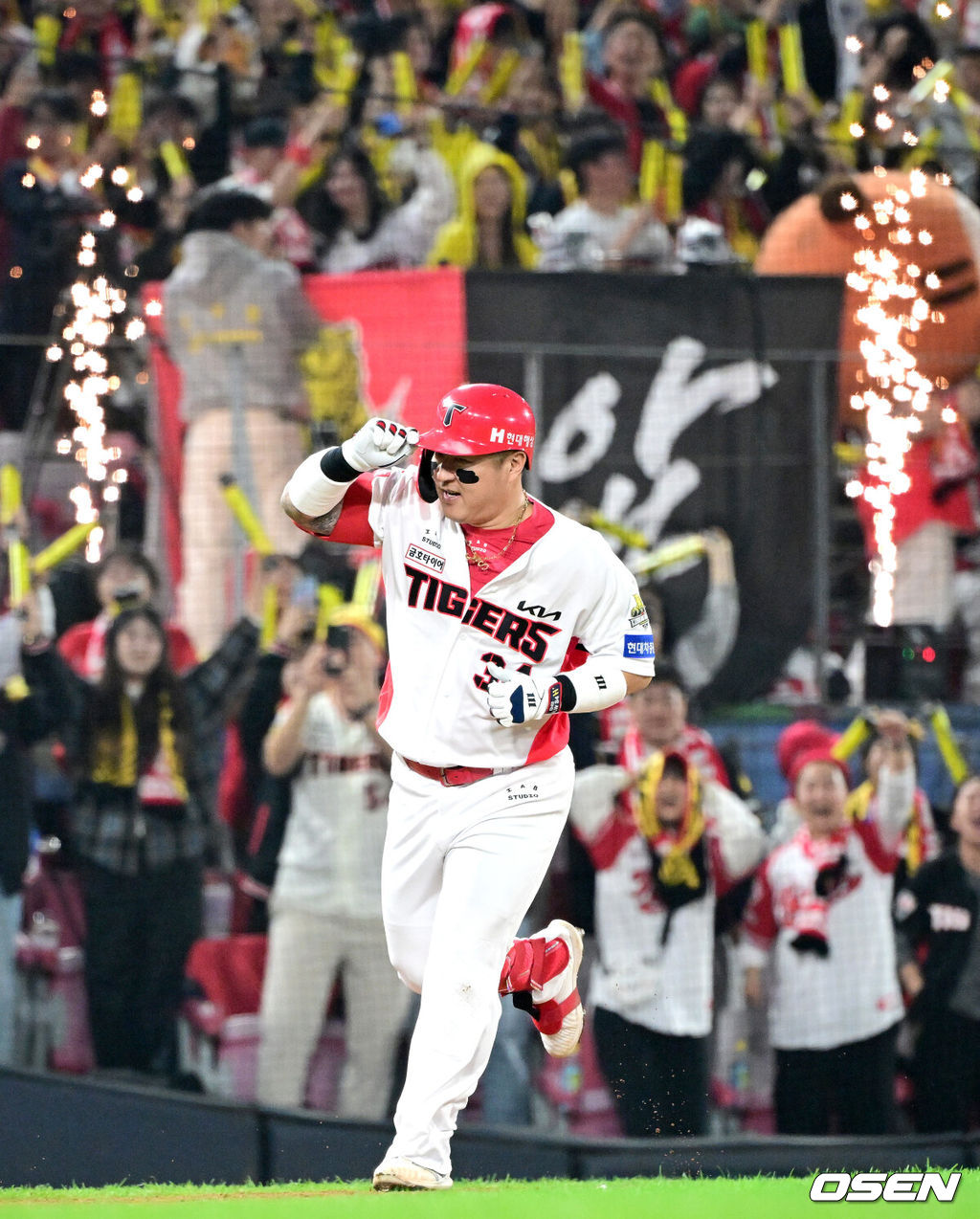 28일 광주 기아챔피언스필드에서 ‘2024 신한 SOL뱅크 KBO 한국시리즈’ 5차전 KIA 타이거즈와 삼성 라이온즈의 경기가 열렸다.KIA는 양현종, 삼성은 이승현를 선발 투수로 내세웠다.5회말 무사 선두타자로 나선 KIA 최형우가 추격의 우월 솔로포를 날리고 그라운드를 돌며 기뻐하고 있다. 2024.10.28 / dreamer@osen.co.kr