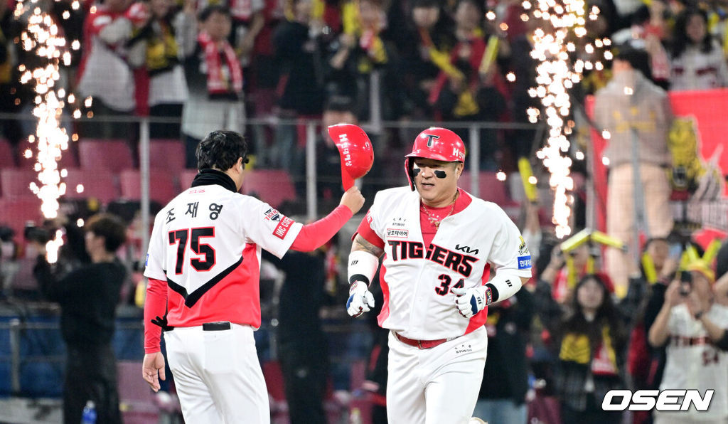 28일 광주 기아챔피언스필드에서 ‘2024 신한 SOL뱅크 KBO 한국시리즈’ 5차전 KIA 타이거즈와 삼성 라이온즈의 경기가 열렸다.KIA는 양현종, 삼성은 이승현를 선발 투수로 내세웠다.5회말 무사 선두타자로 나선 KIA 최형우가 추격의 우월 솔로포를 날리고 그라운드를 돌며 조재영 코치와 인사를 나누고 있다. 2024.10.28 / dreamer@osen.co.kr