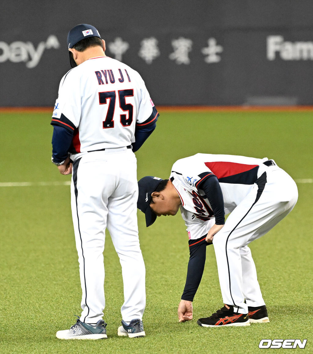 류중일 감독이 이끄는 한국 야구대표팀이 12일 오후 대만 타이베이돔에서 공식 훈련을 했다.슈퍼라운드 진출을 위해 반드시 승리해야 할 대만과의 13일 조별리그 첫 경기는 우리시간으로 오후 7시 30분 타이베이돔에서 열린다.훈련에 앞서 류중일 감독과 류지현 코치가 그라운드를 살피고 있다. 2024.11.12 /sunday@osen.co.kr