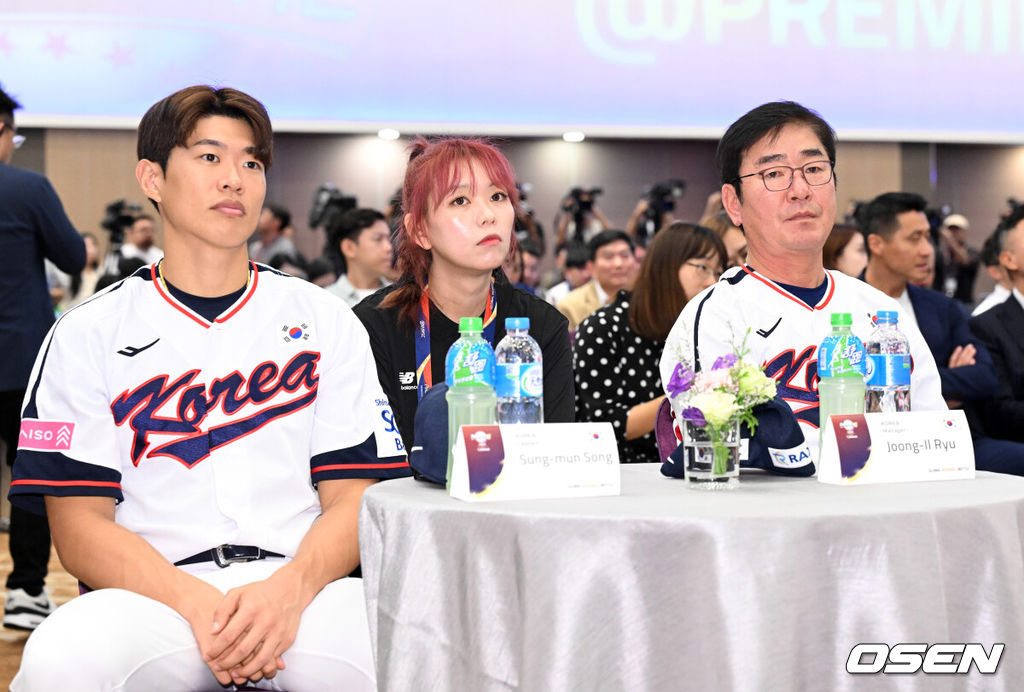 12일 오후 대만 더 하워드 플라자 호텔 타이베이에서 2024 세계야구소프트볼연맹(WBSC) 프리미어12 공식 기자회견이 열렸다.슈퍼라운드 진출을 위해 반드시 승리해야 할 대만과의 13일 조별리그 첫 경기는 우리시간으로 오후 7시 30분 타이베이돔에서 열린다.기자회견에 참석한 대한민국 주장 송성문과 류중일 감독이 질문을 듣고 있다. 2024.11.12 /sunday@osen.co.kr