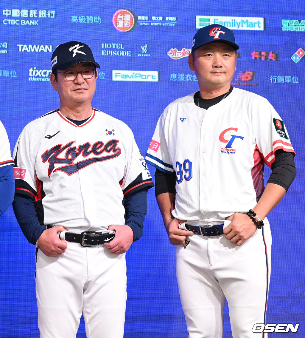 12일 오후 대만 더 하워드 플라자 호텔 타이베이에서 2024 세계야구소프트볼연맹(WBSC) 프리미어12 공식 기자회견이 열렸다.슈퍼라운드 진출을 위해 반드시 승리해야 할 대만과의 13일 조별리그 첫 경기는 우리시간으로 오후 7시 30분 타이베이돔에서 열린다.대한민국 류중일 감독과 대만 쩡하오주 감독이 포즈를 취하고 있다. 2024.11.12 /sunday@osen.co.kr