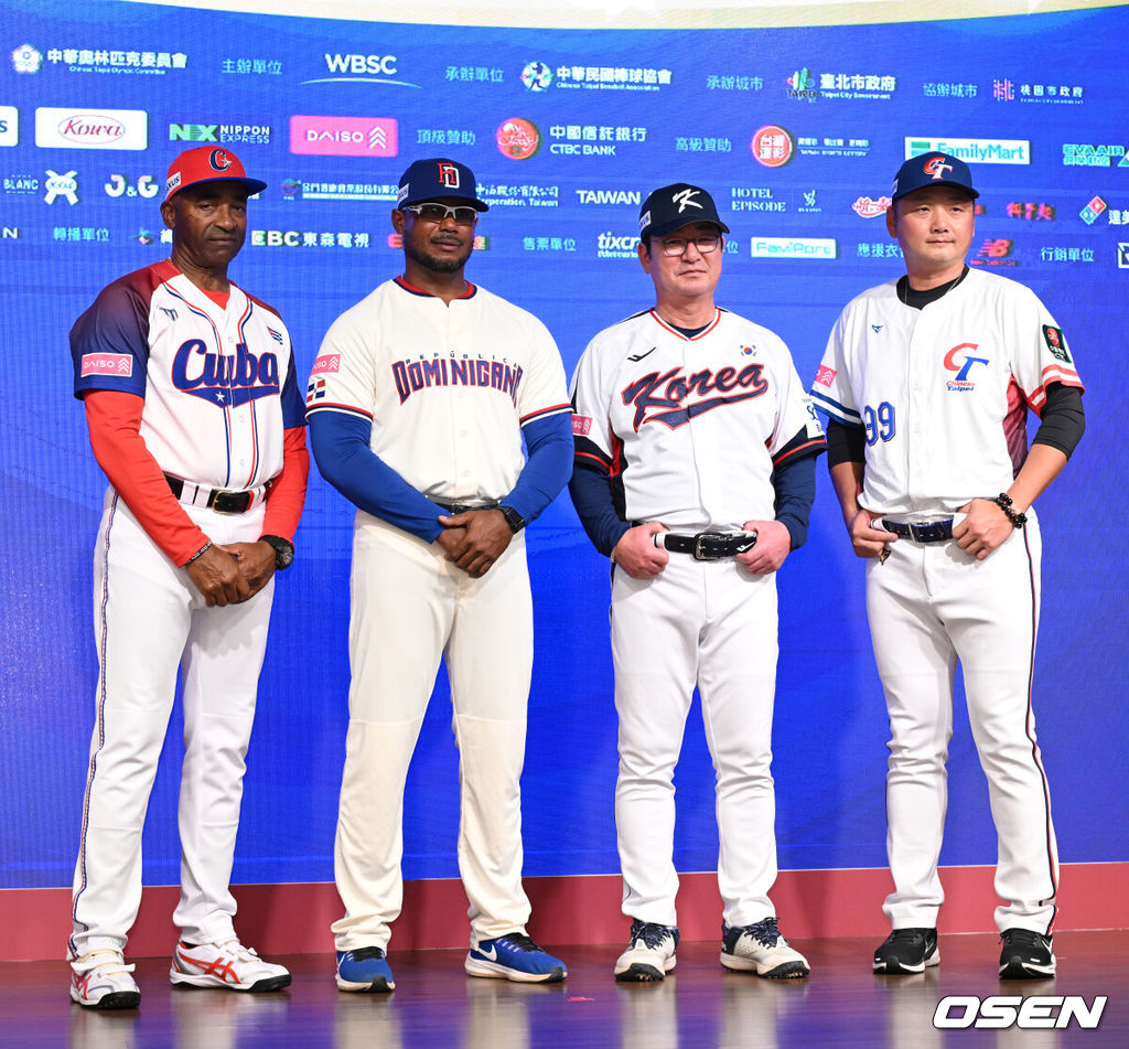 12일 오후 대만 더 하워드 플라자 호텔 타이베이에서 2024 세계야구소프트볼연맹(WBSC) 프리미어12 공식 기자회견이 열렸다.슈퍼라운드 진출을 위해 반드시 승리해야 할 대만과의 13일 조별리그 첫 경기는 우리시간으로 오후 7시 30분 타이베이돔에서 열린다.쿠바 아르만도 욘슨, 도미니카공화국 펠릭스 페르민, 대한민국 류중일, 대만 쩡하오주 감독이 기념촬영을 하고 있다. 2024.11.12 /sunday@osen.co.kr