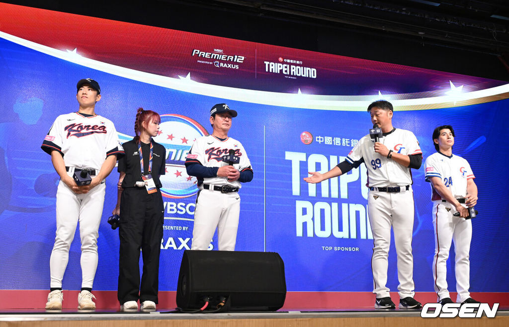 12일 오후 대만 더 하워드 플라자 호텔 타이베이에서 2024 세계야구소프트볼연맹(WBSC) 프리미어12 공식 기자회견이 열렸다.슈퍼라운드 진출을 위해 반드시 승리해야 할 대만과의 13일 조별리그 첫 경기는 우리시간으로 오후 7시 30분 타이베이돔에서 열린다.대한민국 주장 송성문과 류중일 감독이 인터뷰를 하고 있다. 2024.11.12 /sunday@osen.co.kr