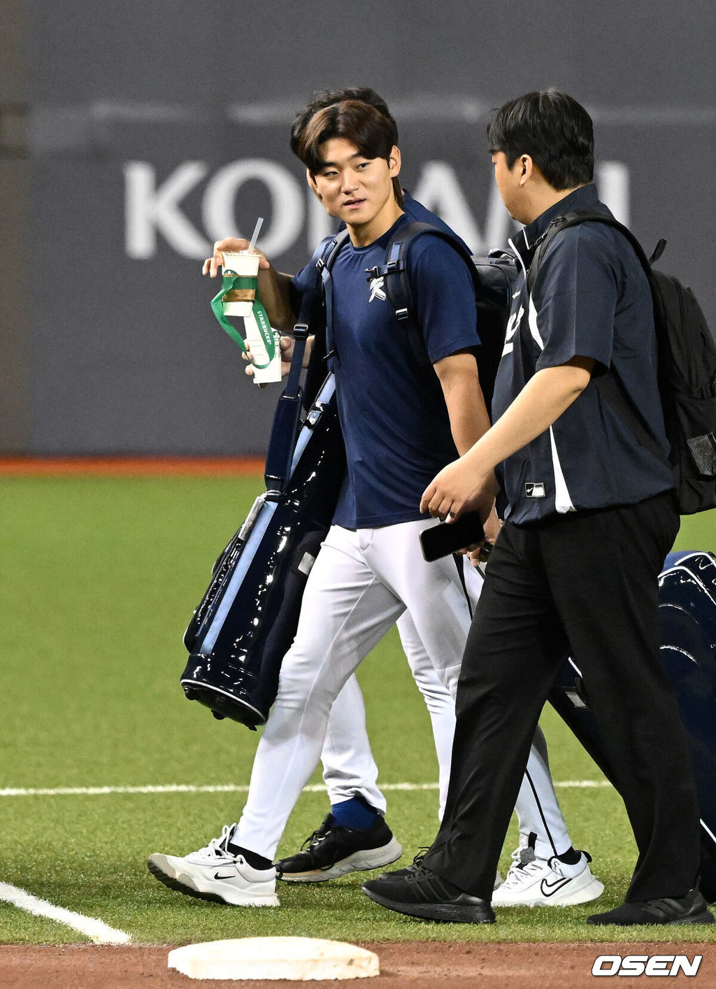 류중일 감독이 이끄는 한국 야구대표팀이 12일 오후 대만 타이베이돔에서 공식 훈련을 했다.슈퍼라운드 진출을 위해 반드시 승리해야 할 대만과의 13일 조별리그 첫 경기는 우리시간으로 오후 7시 30분 타이베이돔에서 열린다.김도영이 경기장으로 들어가며 관계자와 이야기를 나누고 있다. 2024.11.12 /sunday@osen.co.kr