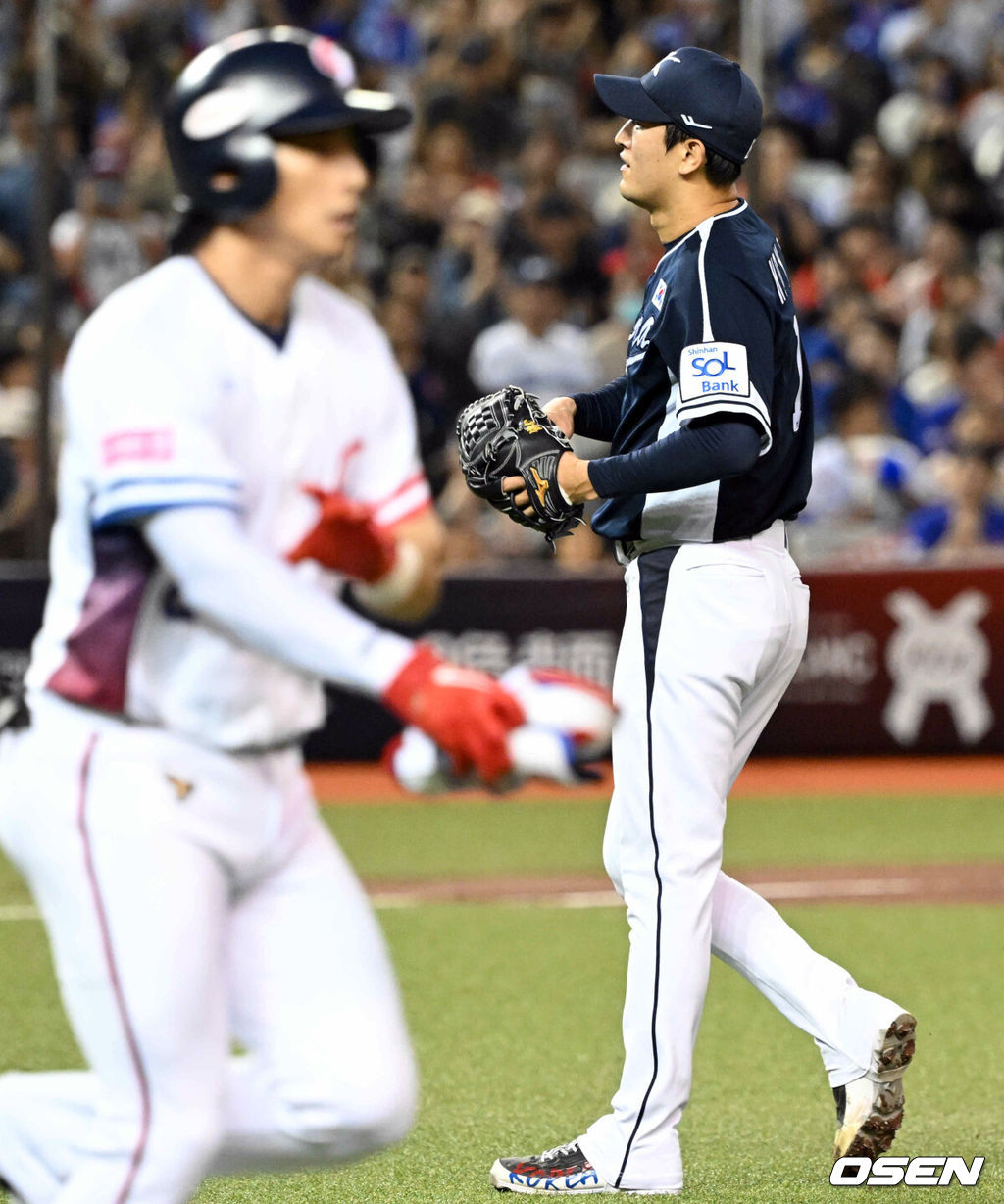 13일 오후 대만 타이베이돔에서 세계야구소프트볼연맹(WBSC) 프리미어12 2024 B조 1차전 대한민국과 대만의 경기가 열렸다.대한민국은 1차전 선발투수로 고영표, 대만은 린위민을 내세웠다.1회말 2사 한국 선발 고영표가 대만 천제슈엔에게 볼넷을 허용하며 아쉬워하고 있다. 2024.11.13 /sunday@osen.co.kr