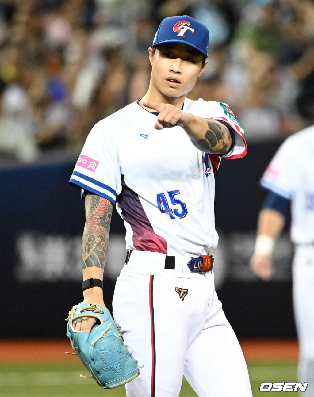 13일 오후 대만 타이베이돔에서 세계야구소프트볼연맹(WBSC) 프리미어12 2024 B조 1차전 대한민국과 대만의 경기가 열렸다.대한민국은 1차전 선발투수로 고영표, 대만은 린위민을 내세웠다.2회초 무사 1루 대만 선발 린위민이 한국 박동원에게 병살타를 이끌어낸 뒤 야수진을 향해 고마움을 표하고 있다. 2024.11.13 /sunday@osen.co.kr