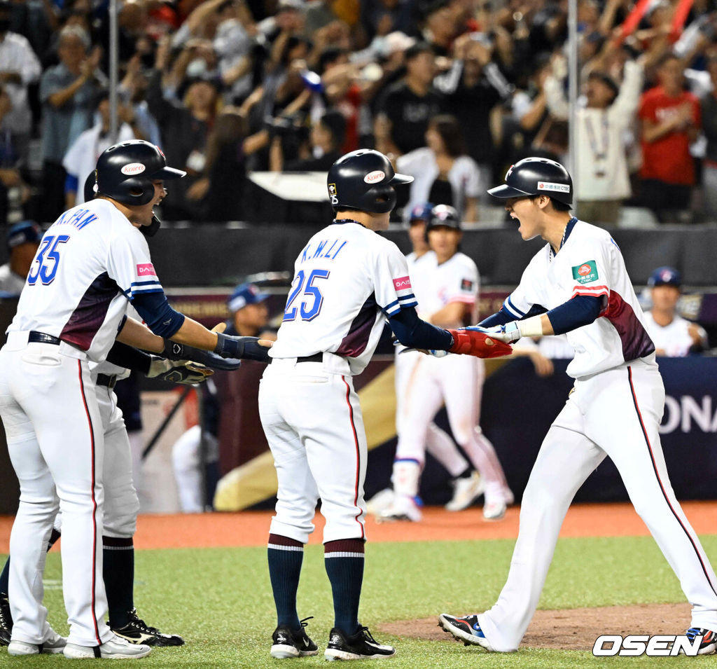 13일 오후 대만 타이베이돔에서 세계야구소프트볼연맹(WBSC) 프리미어12 2024 B조 1차전 대한민국과 대만의 경기가 열렸다.대한민국은 1차전 선발투수로 고영표, 대만은 린위민을 내세웠다.2회말 2사 만루 대만 천천웨이가 한국 고영표를 상대로 만루홈런을 날린 뒤 홈에서 환영을 받고 있다. 2024.11.13 /sunday@osen.co.kr