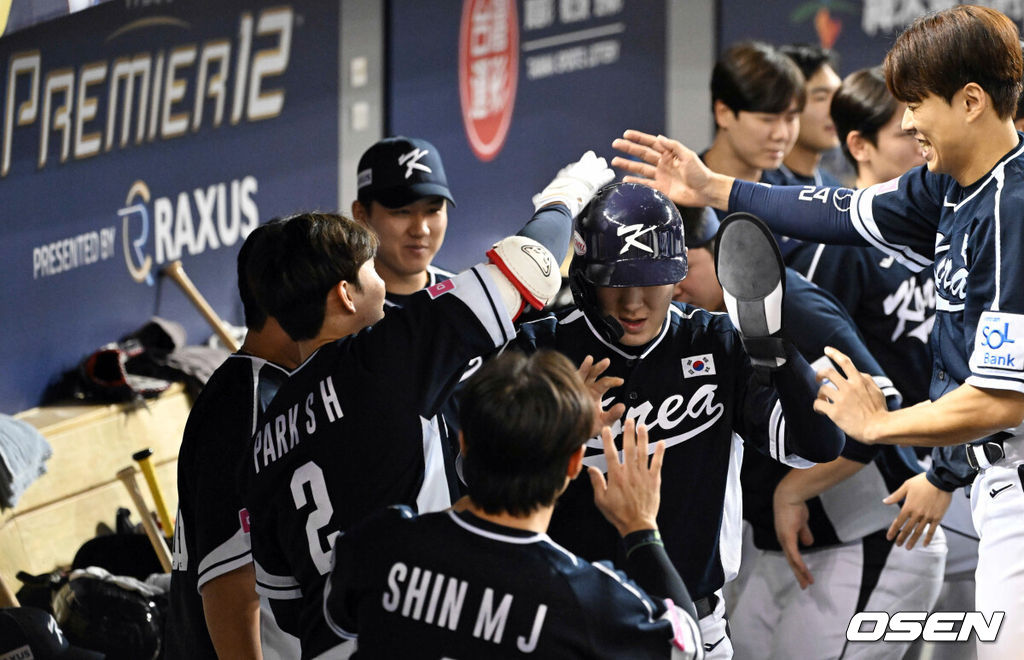 13일 오후 대만 타이베이돔에서 세계야구소프트볼연맹(WBSC) 프리미어12 2024 B조 1차전 대한민국과 대만의 경기가 열렸다.대한민국은 1차전 선발투수로 고영표, 대만은 린위민을 내세웠다.7회초 1사 한국 나승엽이 솔로 홈런을 날린 뒤 더그아웃에서 축하를 받고 있다. 원심은 2루타였으나 비디오판독 결과 홈런으로 번복. 2024.11.13 /sunday@osen.co.kr