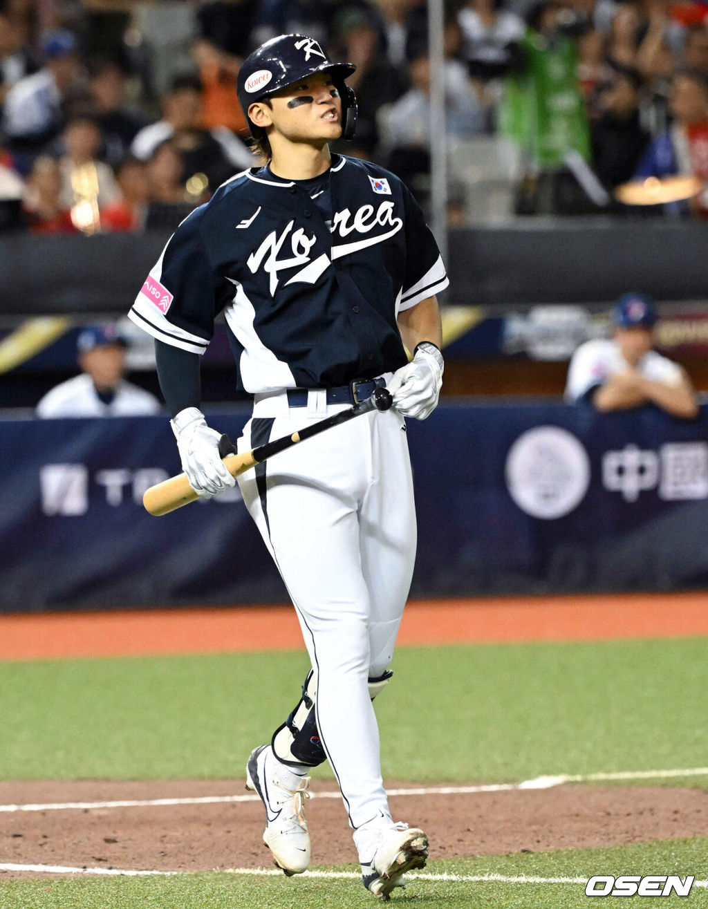 13일 오후 대만 타이베이돔에서 세계야구소프트볼연맹(WBSC) 프리미어12 2024 B조 1차전 대한민국과 대만의 경기가 열렸다.대한민국은 1차전 선발투수로 고영표, 대만은 린위민을 내세웠다.6회초 1사 한국 김도영이 볼넷으로 출루하고 있다. 2024.11.13 /